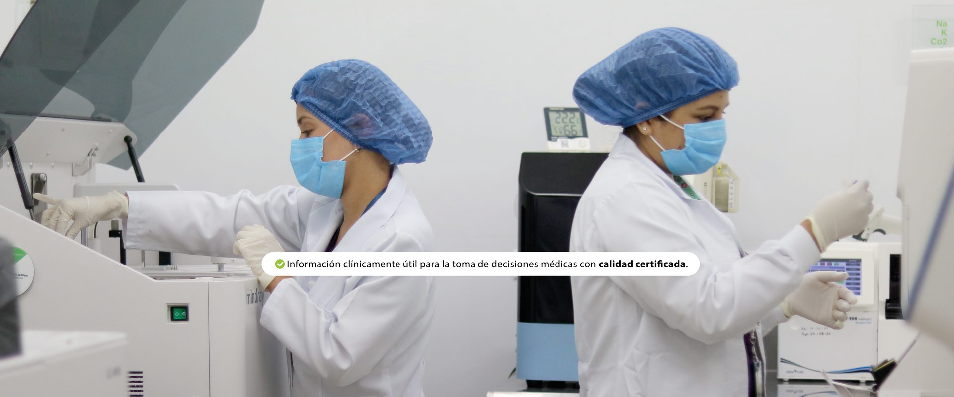 Personal de laboratorio trabajando con equipos de análisis clínico
