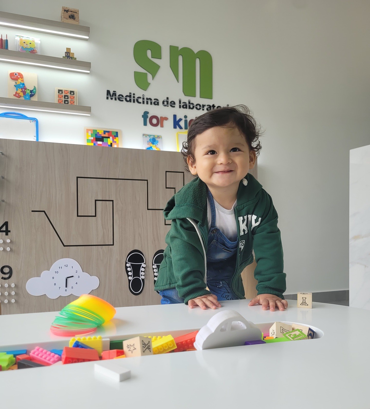 Niño feliz en la sala SM for kids