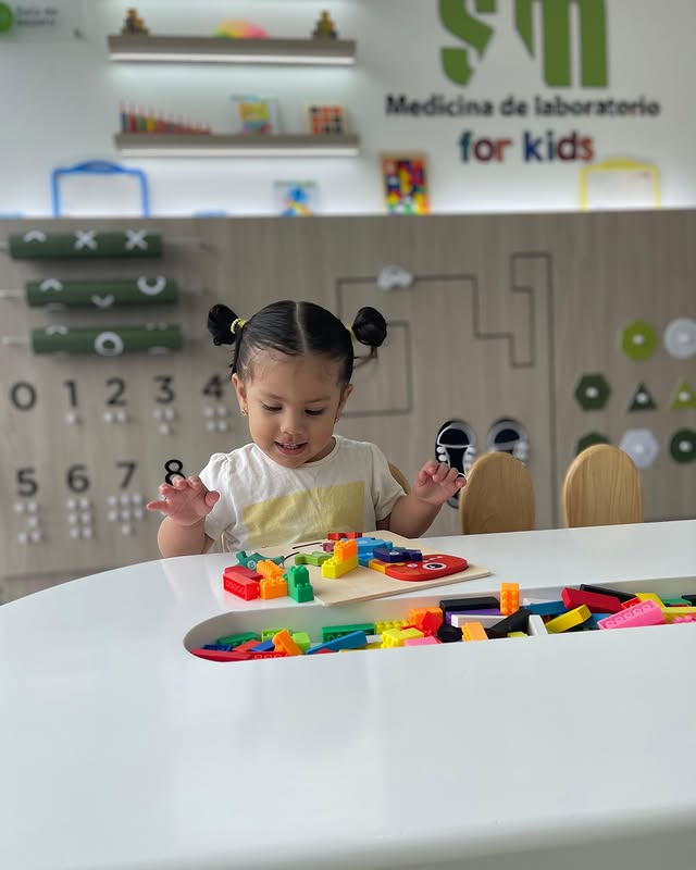 Niña jugando en la sala SM for kids