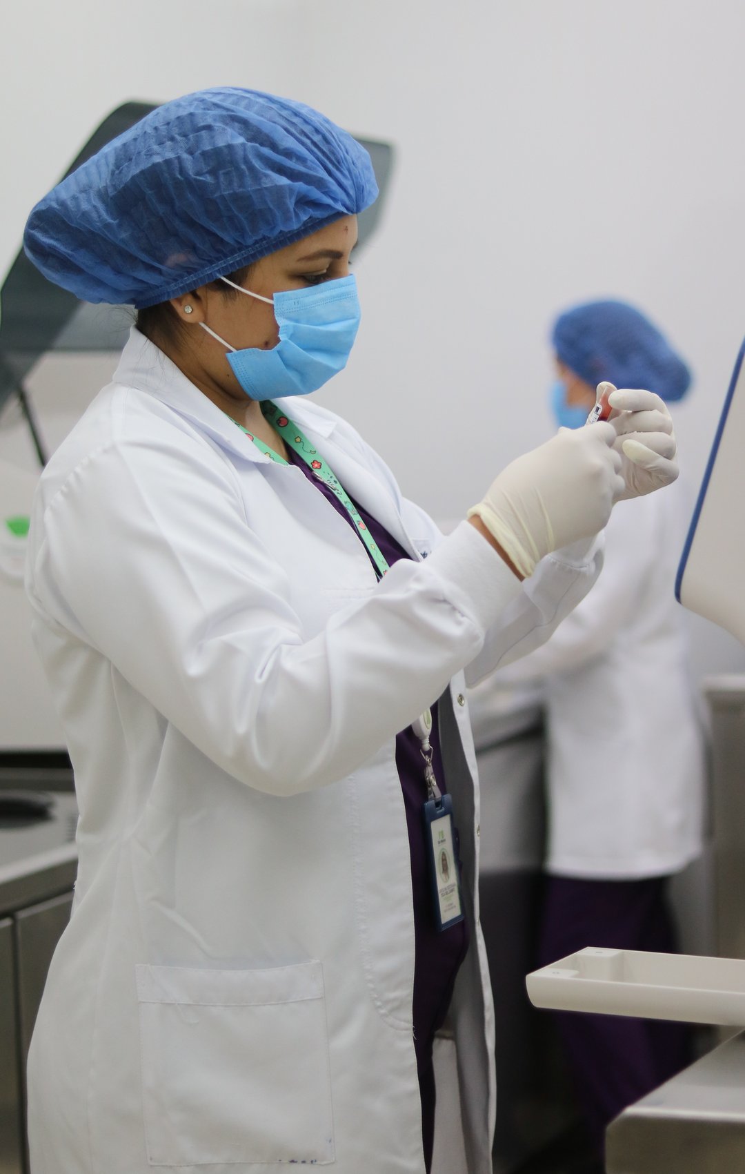 Profesional de SM Medicina de Laboratorio tomando una muestra